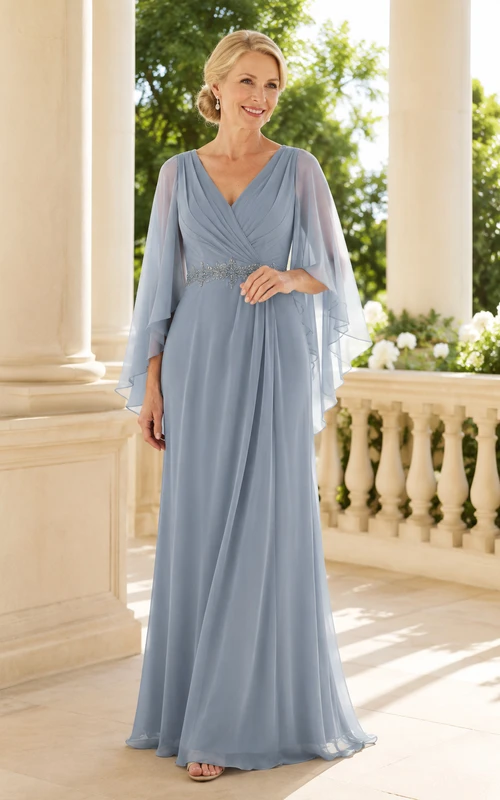 MOB-Kleid aus stahlblauem Chiffon in A-Linie mit Cape-Ärmeln, V-Ausschnitt und bodenlanger Form.