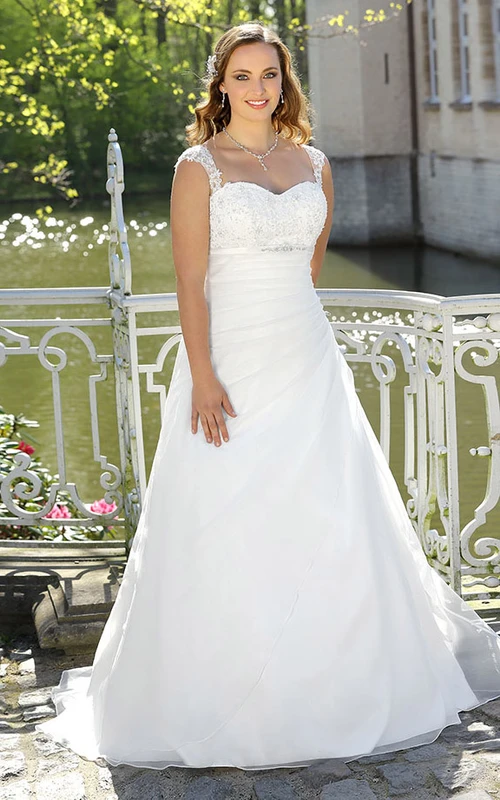 Robe de mariée Queen Anne sans manches en satin, coupe trapèze, longueur au sol, traîne balayée.