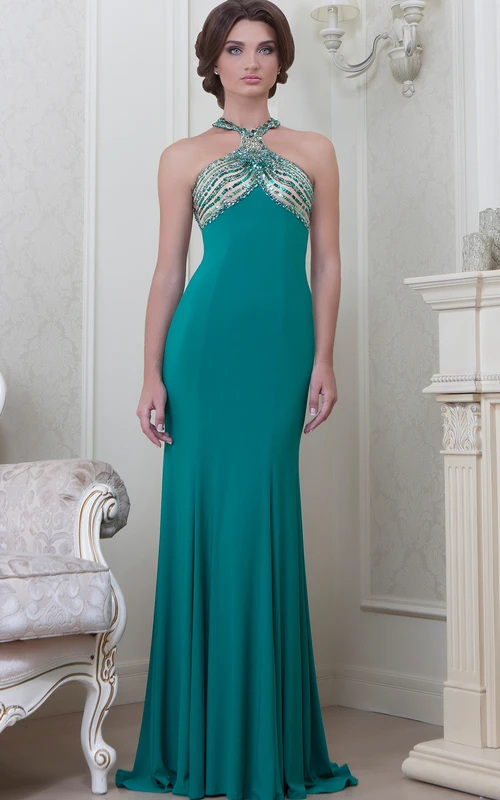 Vestido de noche largo de jersey ajustado, sin mangas, con escote halter y detalles de cuentas, con pliegues.