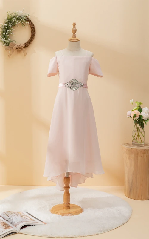 Vestido casual de niña de las flores de gasa con tirantes finos y hombros descubiertos, con cintura adornada con cuentas.