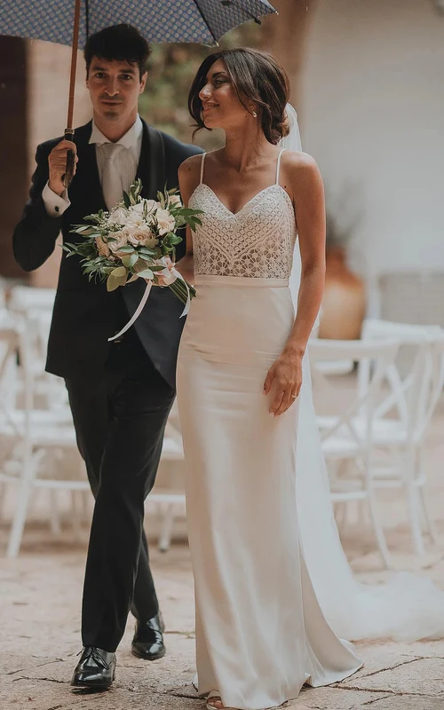 Robe de mariée bohème fourreau empire à fines bretelles et haut en dentelle