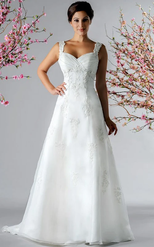 Robe de mariée trapèze en tulle à bretelles appliquées et haut croisé
