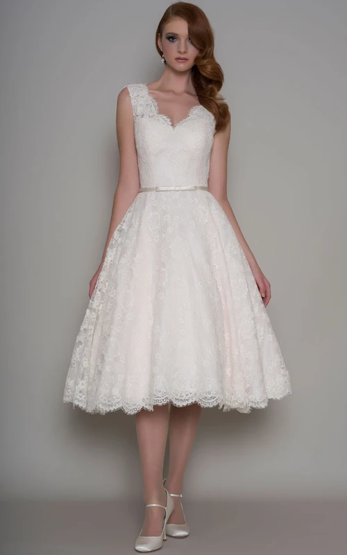 Robe de mariée en dentelle sans manches, coupe trapèze, col en V orné d'appliqués, longueur thé