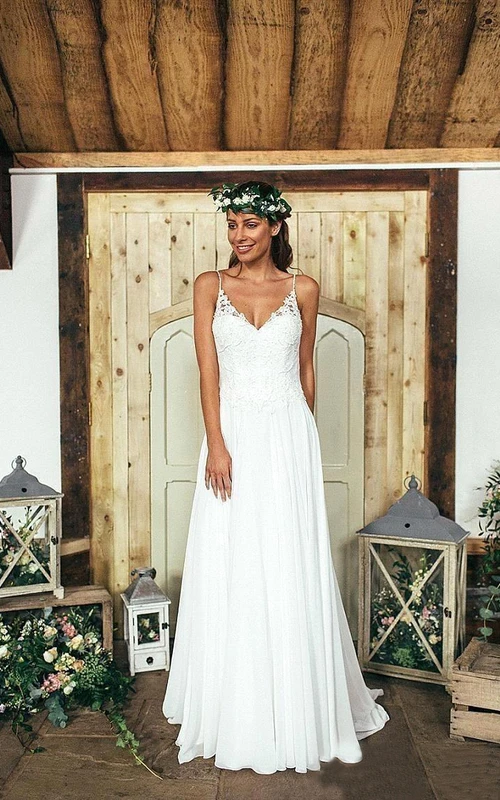 Robe trapèze à fines bretelles spaghetti, décolleté en V, plis cloche, traîne, bretelles boutonnées, en mousseline et dentelle