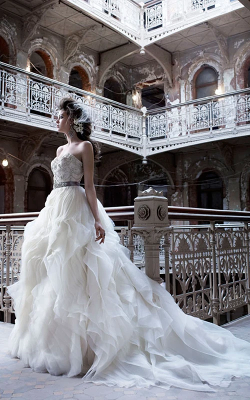 Fantástico vestido de gala de organza con ondas en espiral y bordados de cuentas.