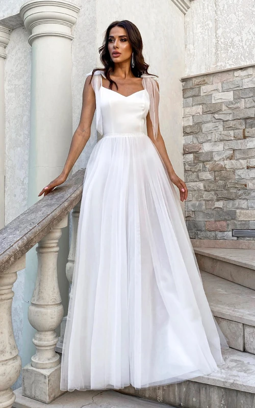 Vestido de novia sencillo y bonito de satén tul con escote en V y tirantes finos, con lazos en los hombros.