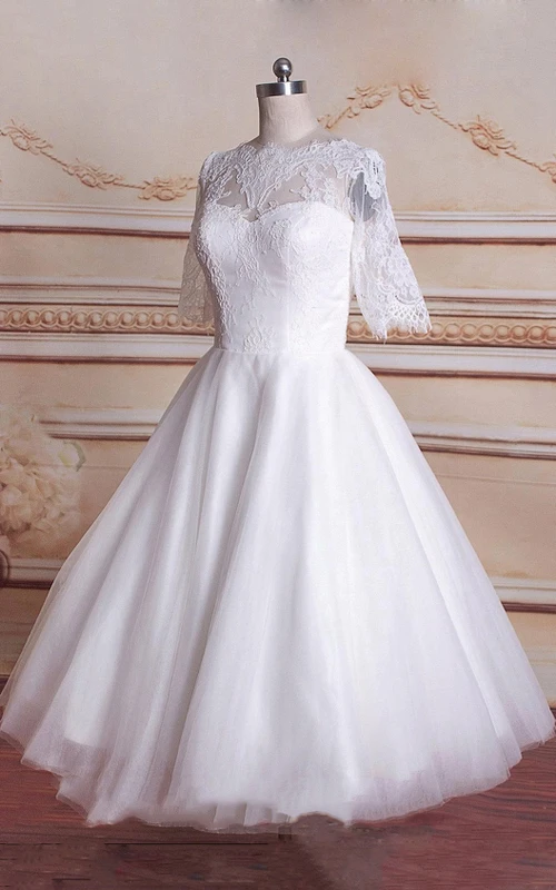 Robe de mariée mi-longue en tulle, dentelle et satin, manches 3-4, manches 3-4.