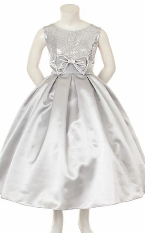 Teelanges Pailletten- und Satin-Blumenmädchenkleid mit Schleife
