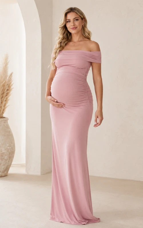 Vestido largo de maternidad ajustado de punto color rosa empolvado con hombros descubiertos y fruncido