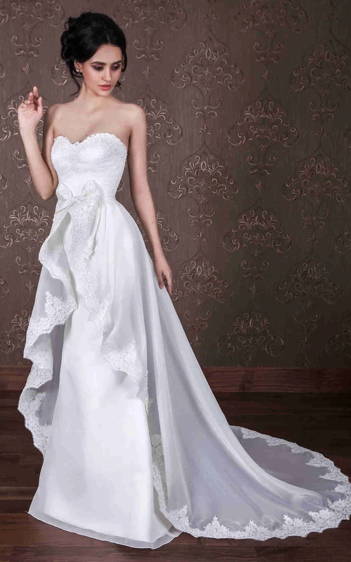 Robe de mariée fourreau en satin, longue jusqu'au sol, décolleté cœur, drapée et dos corset.