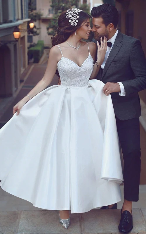 Sexy vestido de novia de satén con corte en A, tirantes finos, fruncido y apliques.