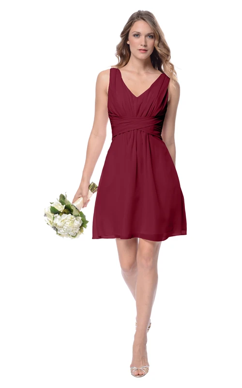 Ärmelloses, elegantes kurzes Kleid mit tiefem V-Ausschnitt am Rücken
