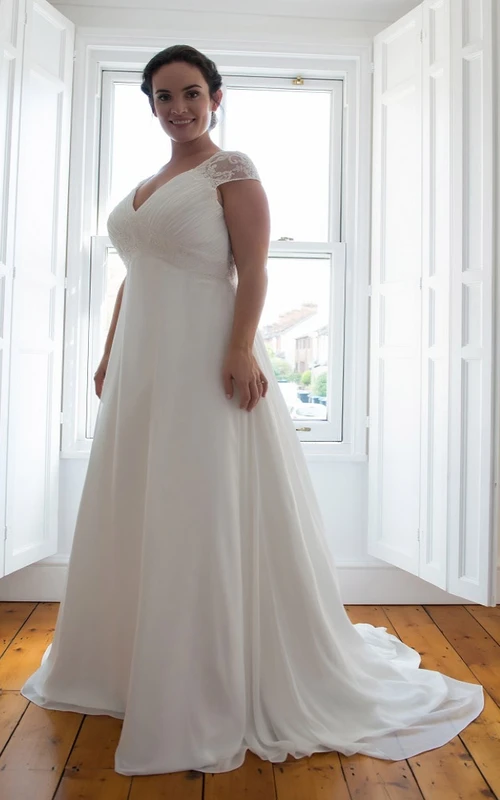 Vestido de gasa de corte A, largo hasta el suelo, con escote en V, manga corta, cola y fruncido.