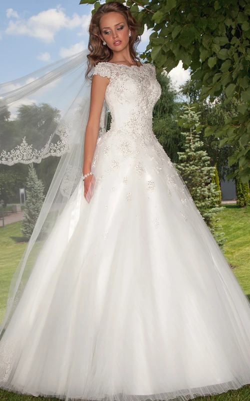 Robe de mariée longue de bal en tulle orné d'appliqués, col bateau et manches courtes