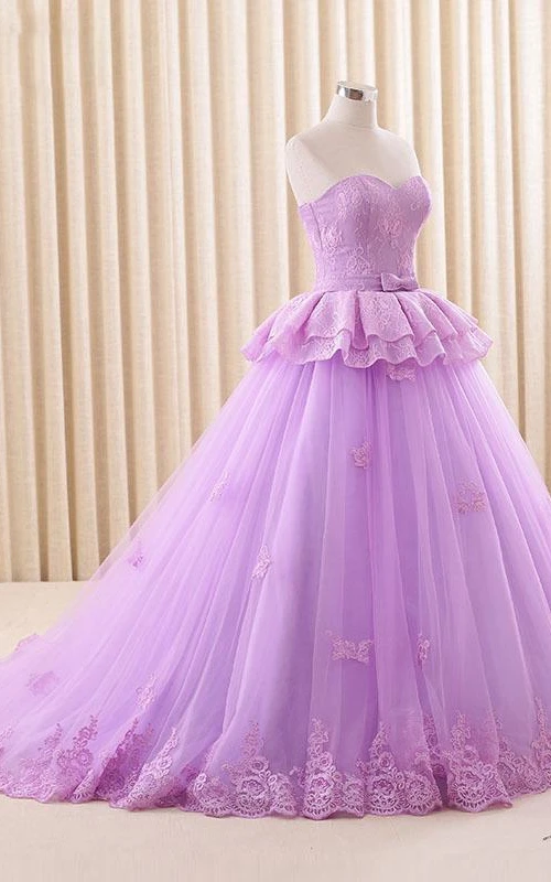 Vestido largo de satén con escote corazón, cola larga, cremallera y corsé en la espalda, de tul y encaje.