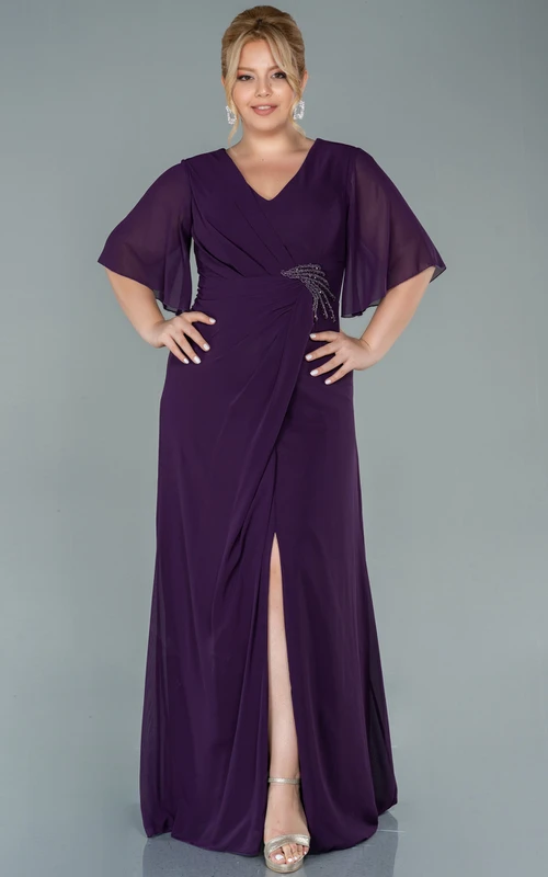 Robe élégante grande taille en mousseline de soie à manches courtes, col en V, fente sur le devant et drapée, idéale pour la mère de la mariée.