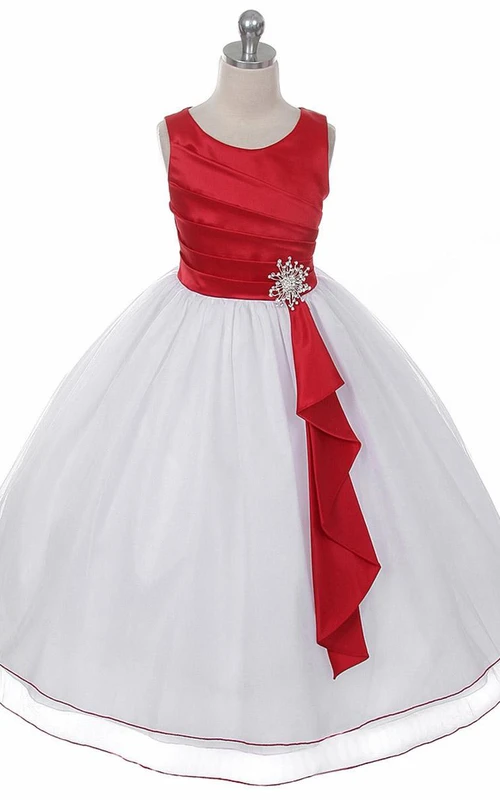 Teelanges, plissiertes Satin-Blumenmädchenkleid mit Rüschen und Brosche