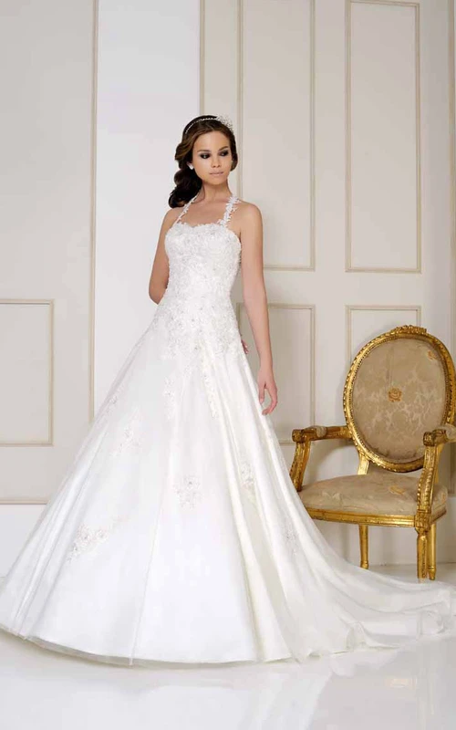 Robe de mariée longue dos nu en satin ornée d'appliqués, avec traîne chapelle et dos en V