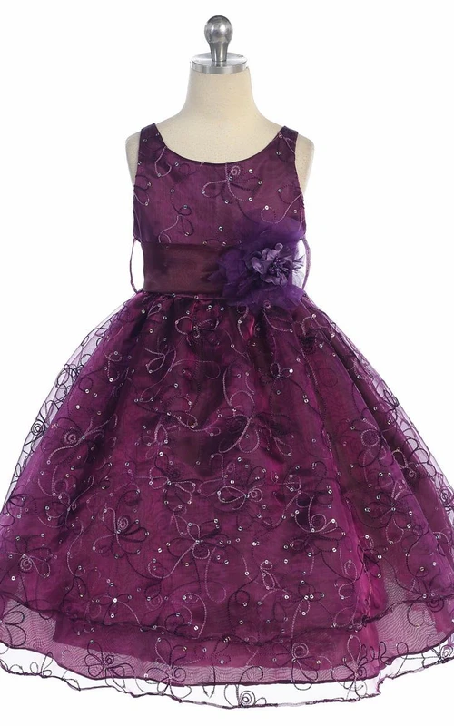 Robe de demoiselle d'honneur mi-longue, brodée de sequins floraux et en organza, avec ruban.