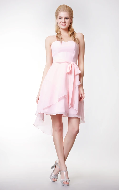Vestido corto de gasa con escote corazón y bajo asimétrico, con falda cruzada.