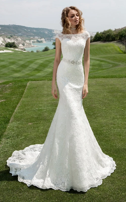 Robe de mariée fourreau modeste à encolure bateau, manches courtes et taille perlée