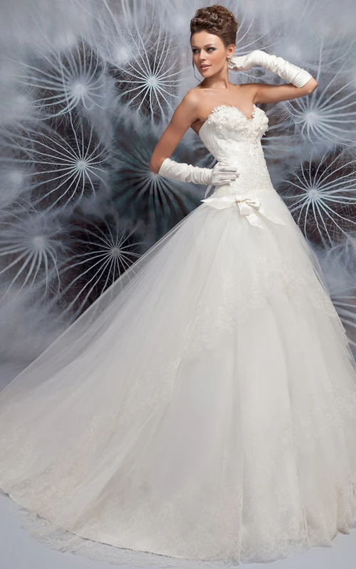 Ballkleid-Brautkleid mit herzförmigem Ausschnitt, ärmellos, bodenlang, mit Applikationen aus Tüll, Schnürung am Rücken und Schleife