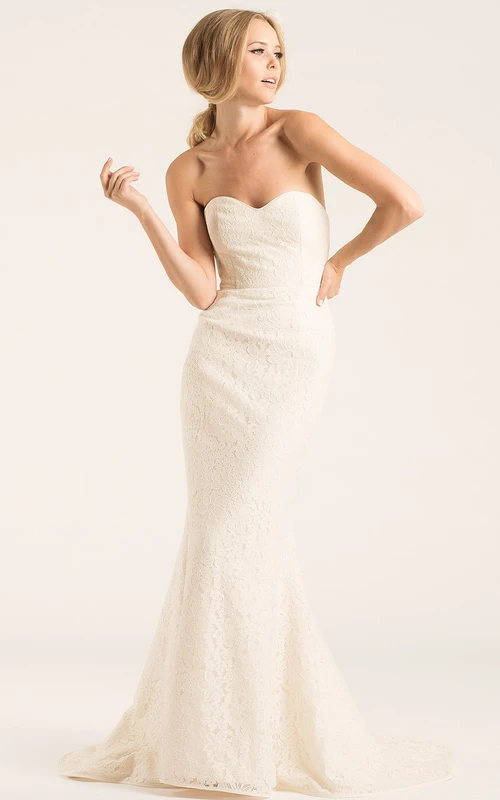 Robe de mariée fourreau en dentelle à décolleté cœur et dos en V profond
