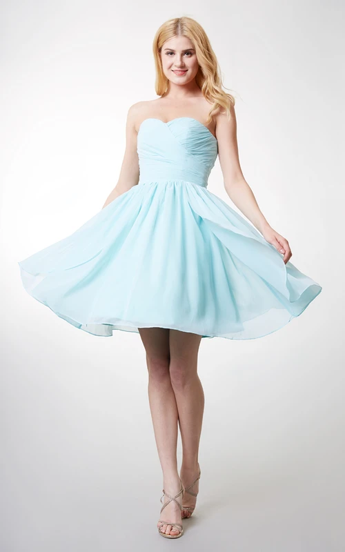 Zartes, gerafftes Chiffonkleid in A-Linie mit Lagenlook
