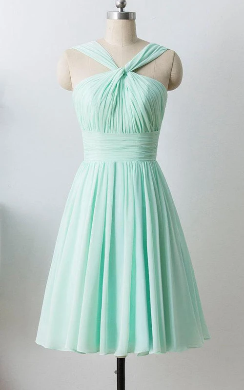 Vestido corto formal de gasa color menta con escote halter
