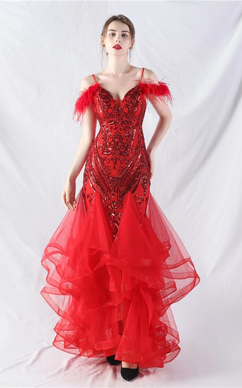 Vestido de actuación de danza con malla rígida de plumas de avestruz hechas a mano, cuentas florales y empalme de malla.