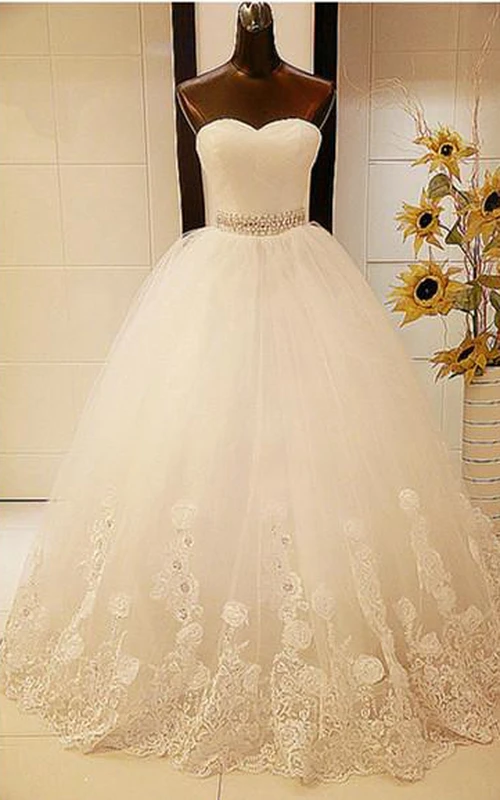Elegantes, ärmelloses Ballkleid mit herzförmigem Herzausschnitt, Tüllspitze und Perlenverzierungen