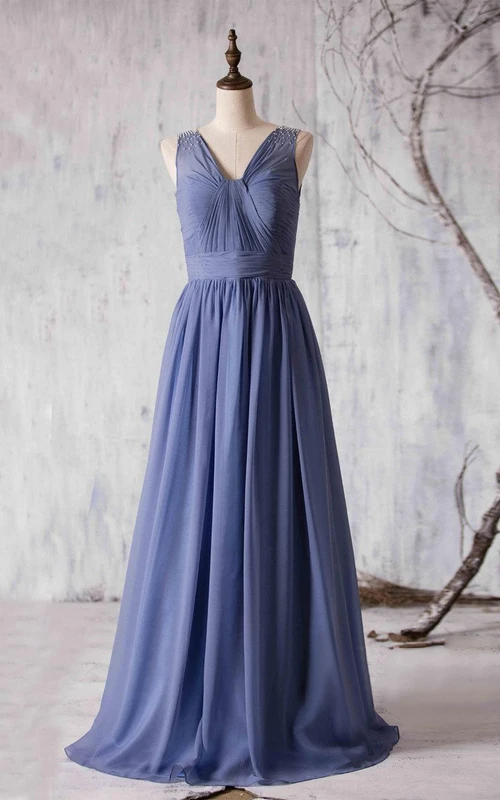 Vestido largo de gasa plisado con escote en V, espalda en V y corte en A, adornado con cuentas.