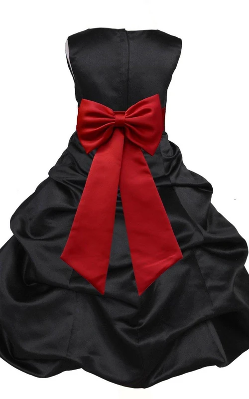 Robe trapèze sans manches à volants, ornée d'une fleur et d'un nœud.