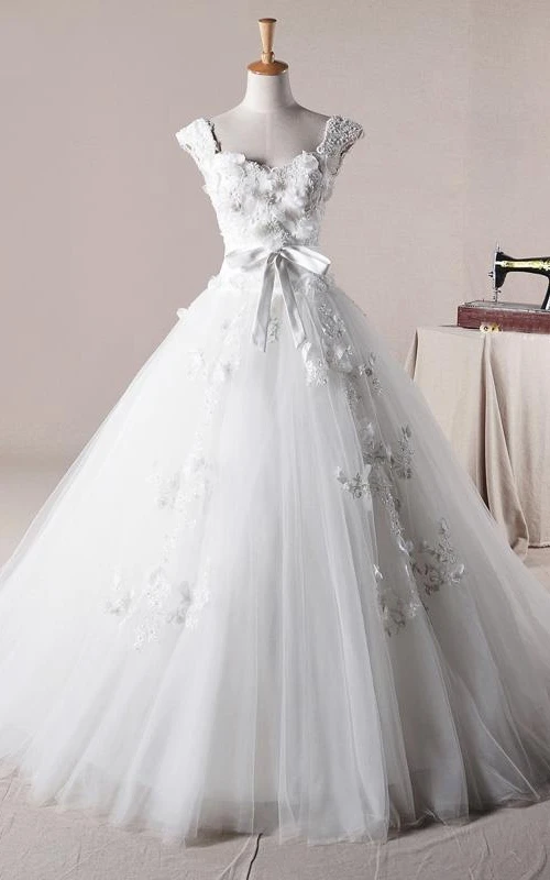 Vestido de gala con tirantes largos, apliques de cuentas, volantes y tirantes de tul y encaje.