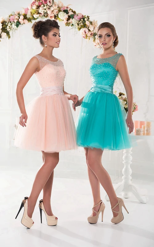 Robe courte trapèze sans manches en tulle ornée de perles et de plis, à lacets