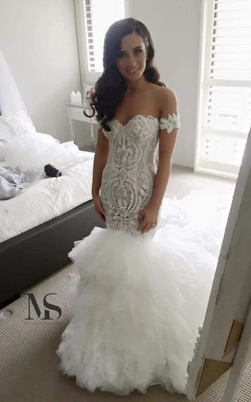 Robe de mariée sirène sexy à épaules dénudées et longue traîne à volants