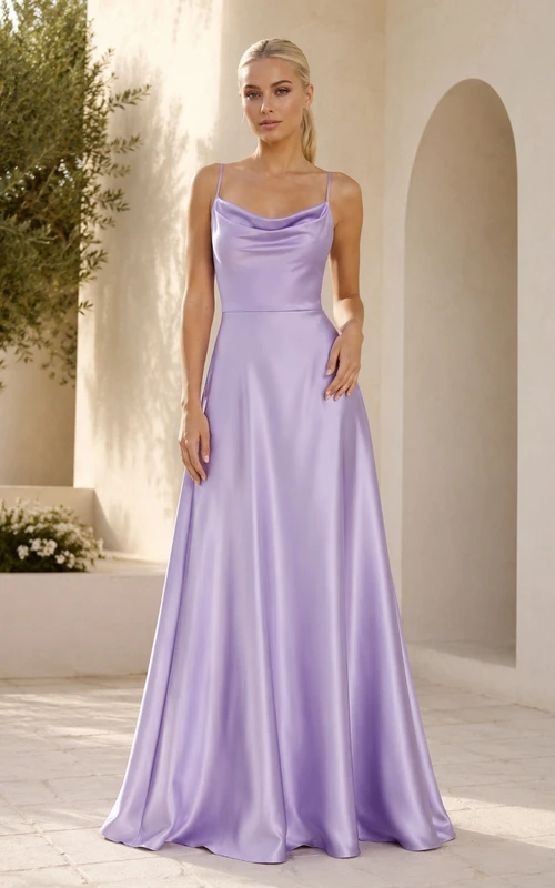 Robe de mariée fourreau en satin lilas à col bénitier, bretelles spaghetti et dos nu, en satin, coupe fourreau.