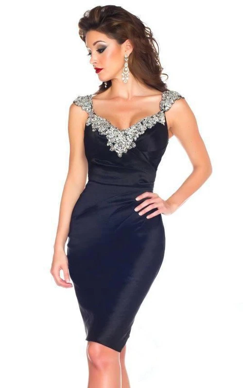 Nouvelle robe courte fourreau en satin, sexy, à manches courtes et col rond, ornée de cristaux et de perles.