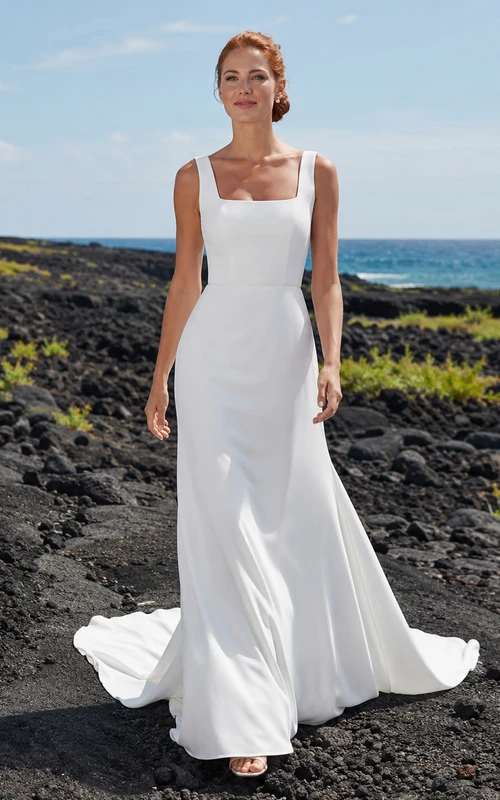 Robe de mariée fourreau en crêpe à fines bretelles et encolure carrée, style volcanique