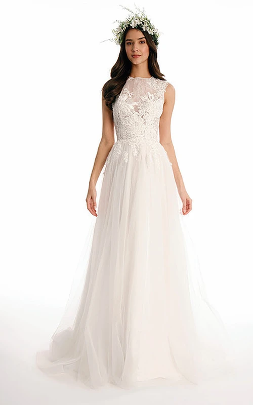 Vestido de novia largo de tul con apliques, cuello alto, cola larga y efecto ilusión.