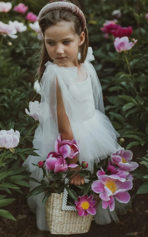 Robe de demoiselle d'honneur simple en mousseline de soie, coupe trapèze, encolure bateau, longueur genou, avec nœud.