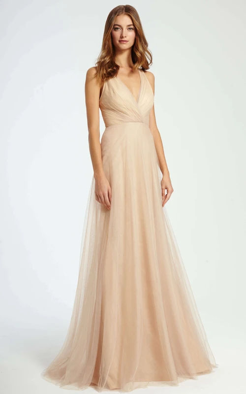 Robe de demoiselle d'honneur en tulle sans manches à col en V croisé et traîne.
