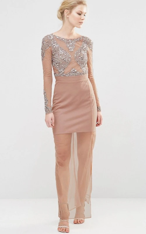Vestido de dama de honor de gasa con escote redondo y mangas largas y detalles de pedrería.