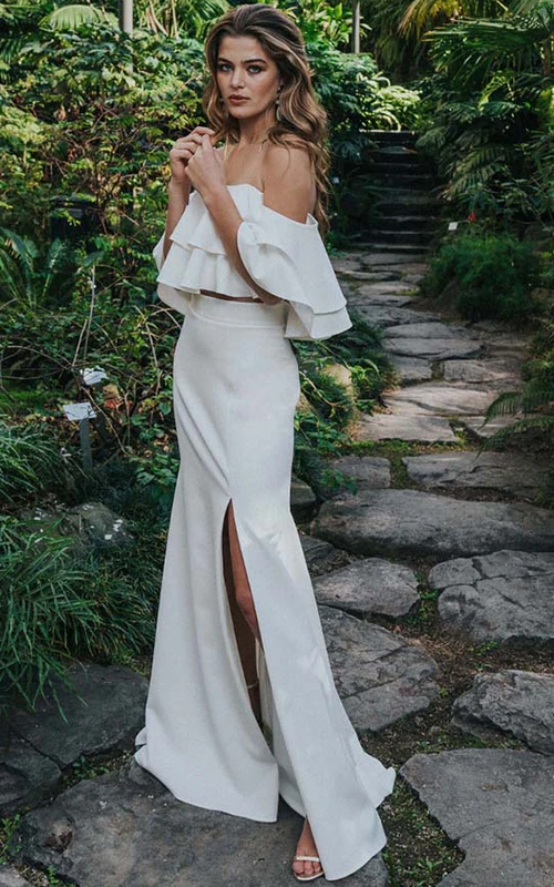 Elegantes zweiteiliges schulterfreies Brautkleid mit Schlitz vorne