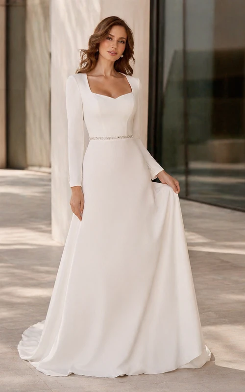 Robe de mariée sobre en satin uni à manches longues et col carré, ornée de perles à la taille
