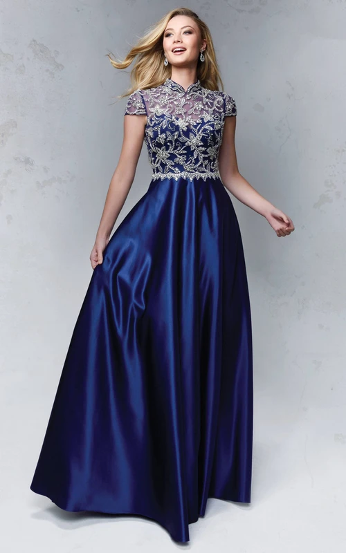 A-Linien-Kleid aus Satin mit hohem Kragen, kurzen Ärmeln, Illusion-Effekt, Perlenstickerei und Falten