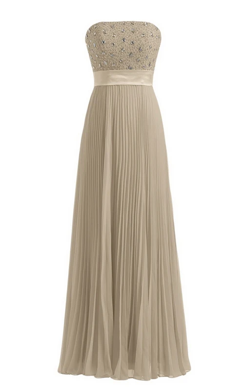 Vestido largo plisado estilo imperio sin tirantes con pedrería.