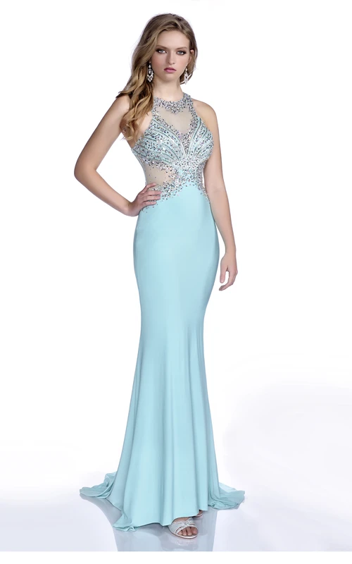 Vestido de fiesta de punto sin mangas con corte de trompeta y corpiño adornado con joyas brillantes.