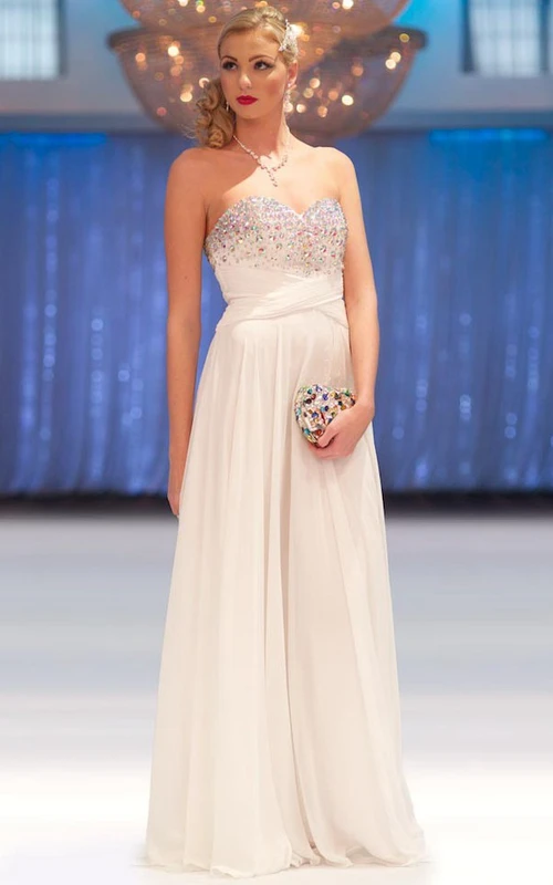 Robe de bal en mousseline de soie à décolleté cœur, sans manches, coupe trapèze, longueur au sol, ornée de perles et de plis