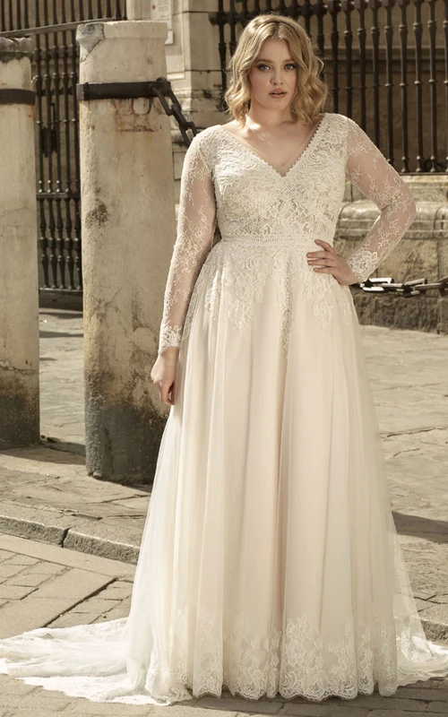 Vestido de novia sencillo de corte A con escote en V, mangas largas, apliques y cola.